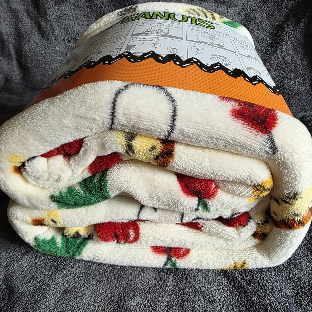 New Peanuts Snoopy throw blanket with harvest fall Thanksgiving print 62 × 90